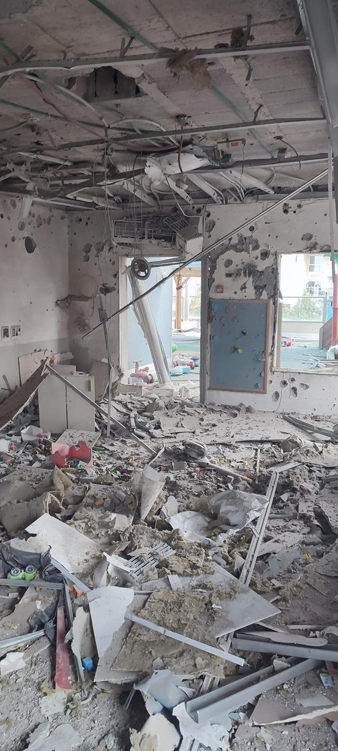 اضرار جسيمة جراء سقوط شظايا صواريخ في ريشون لتسيون